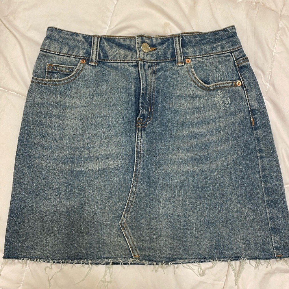 Wild Fable denim skirt with frayed hem. Size 00. New without tags. Never worn.